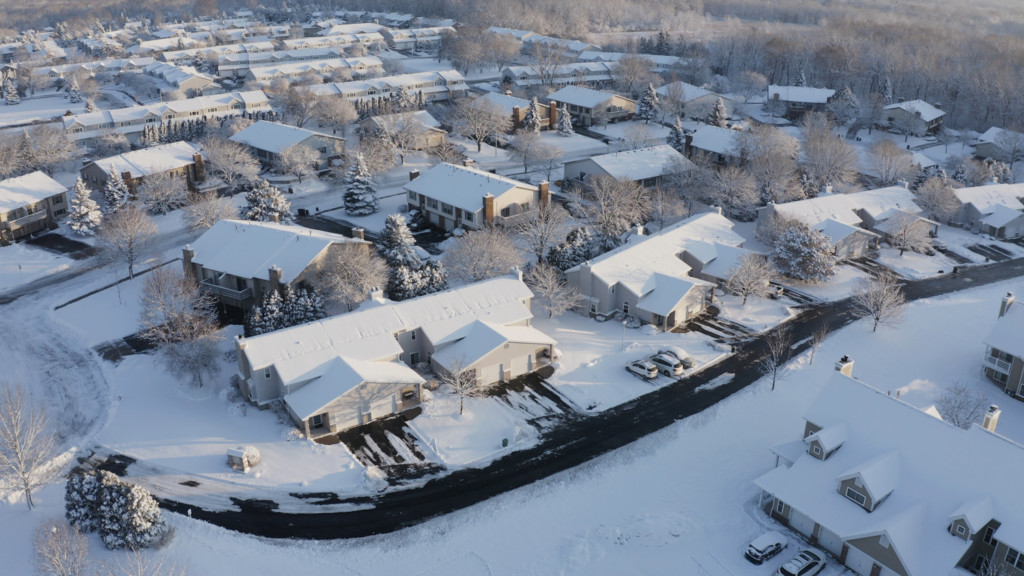 barrio residencial cubierto de nieve tras una tormenta de nieve