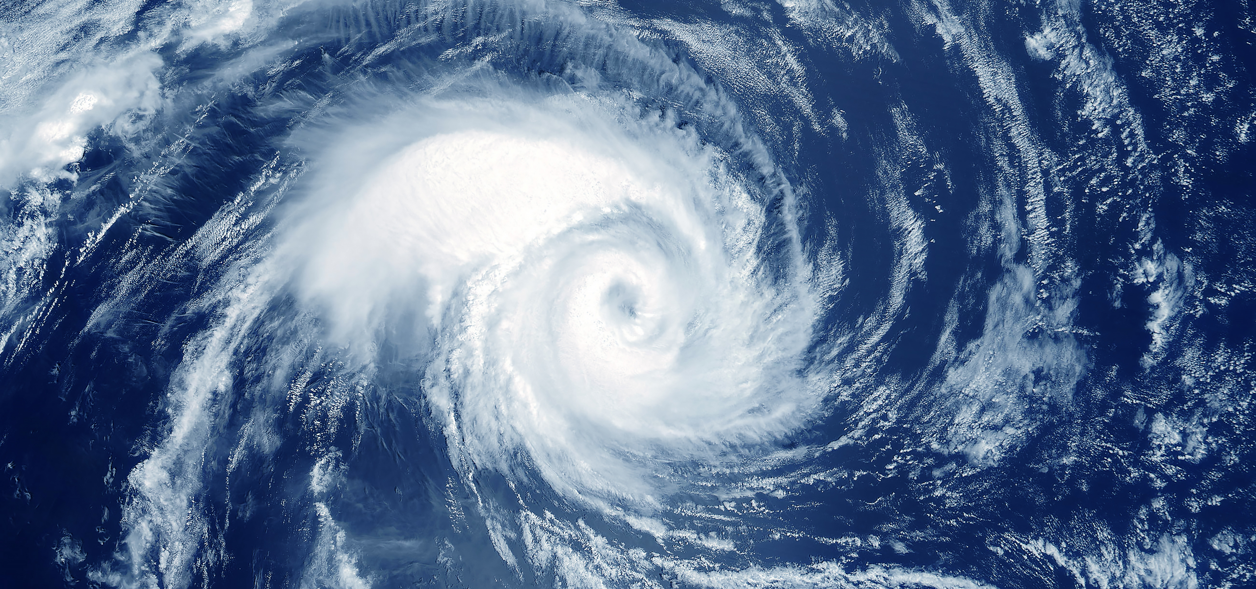 Vista aérea de un huracán que se forma en el océano