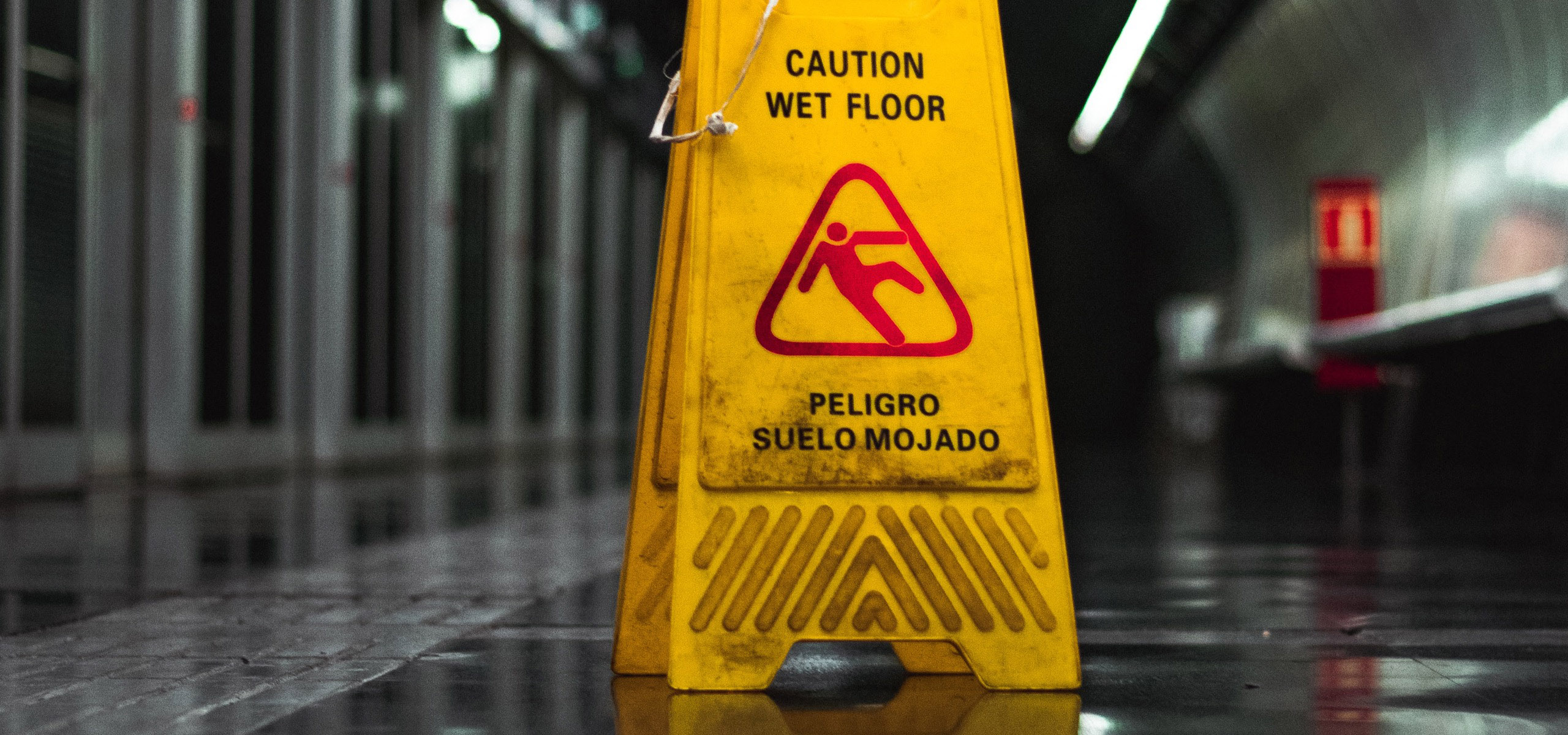 señalización de precaución sobre suelo mojado