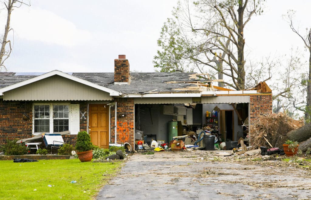hogar destruido por un tornado