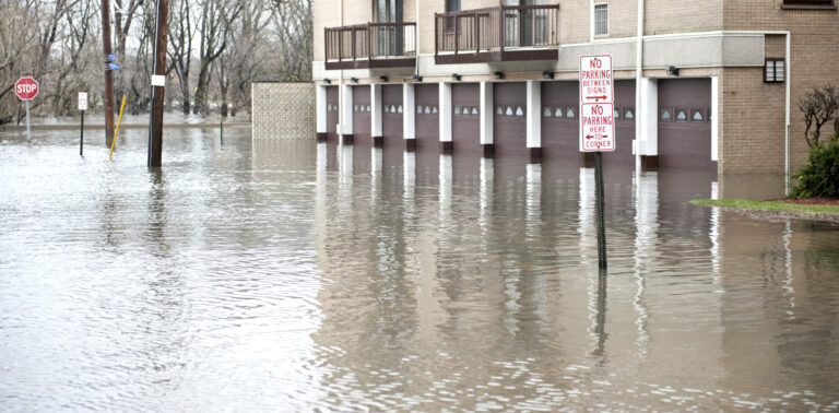 inondations à l'extérieur de l'appartement à cause de la fonte des neiges au printemps