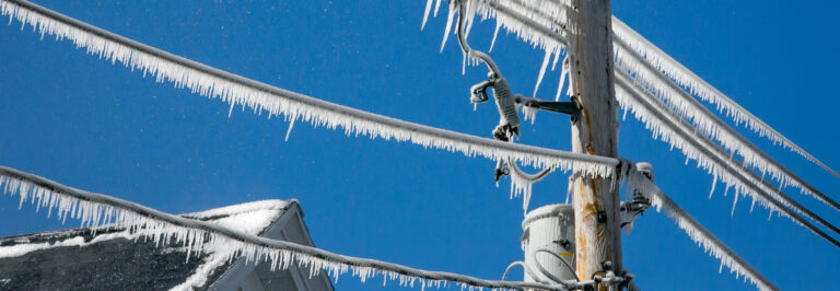 des lignes à haute tension gelées après une tempête de neige
