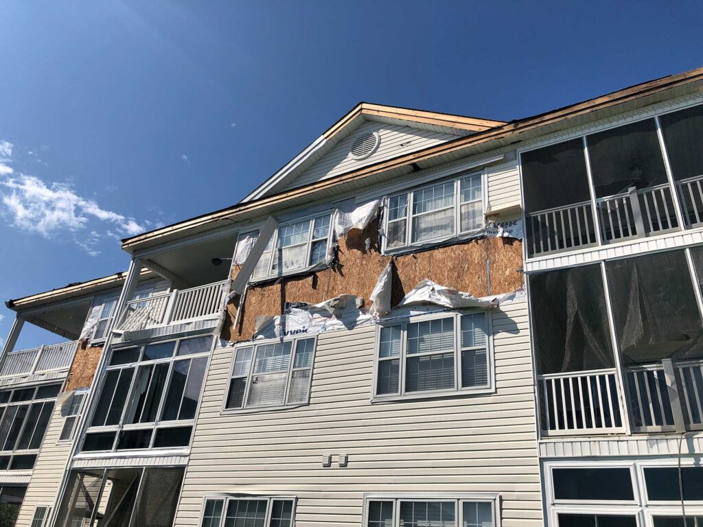 Dommages causés par la tempête à un complexe d'appartements