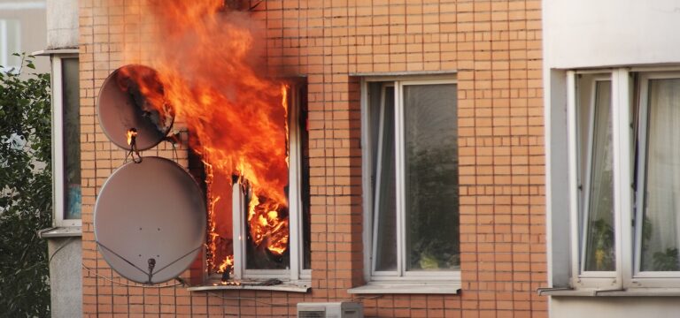 North Vancouver: Apartment Building Fire